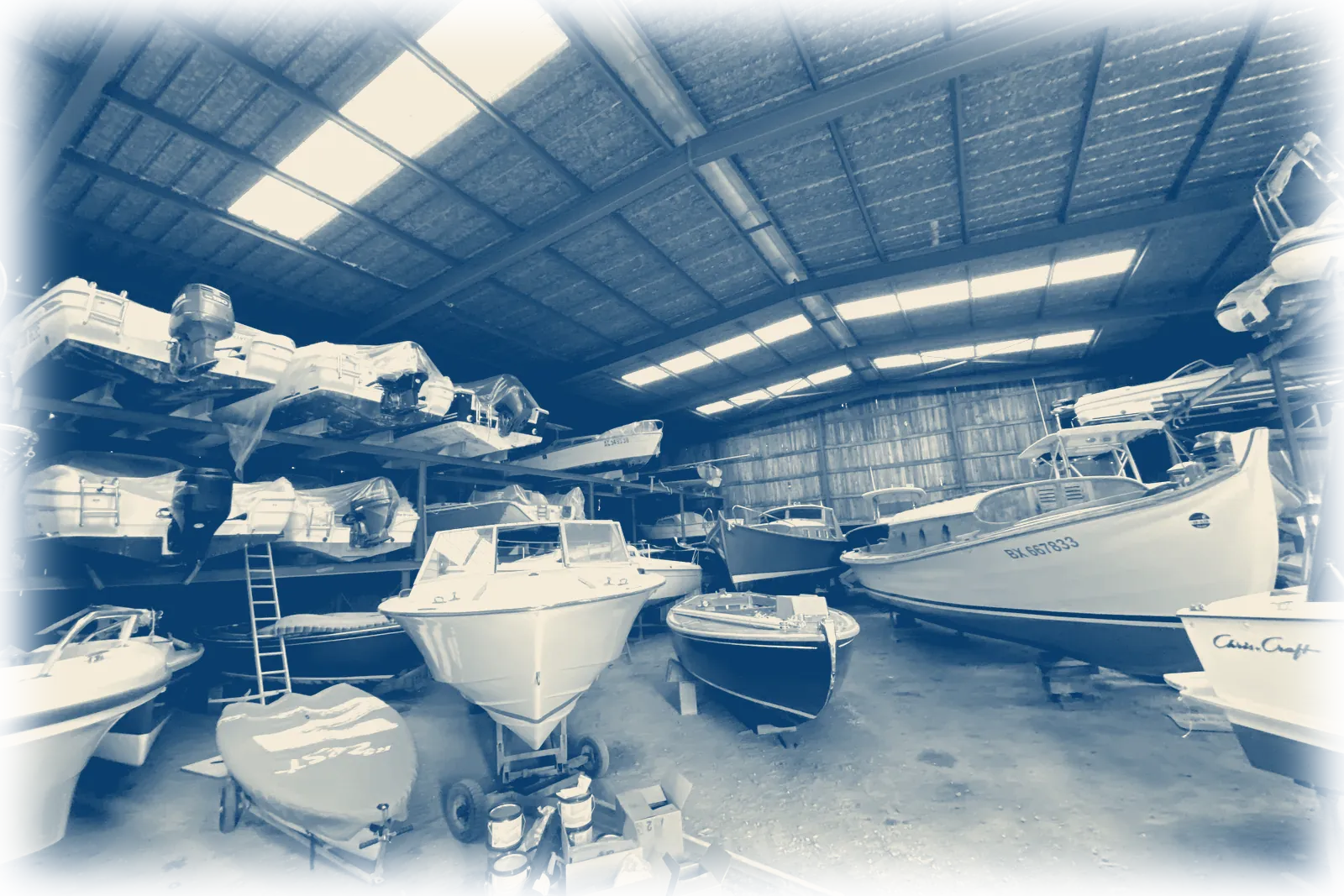 les bateaux rangés dans le hangar du chantier